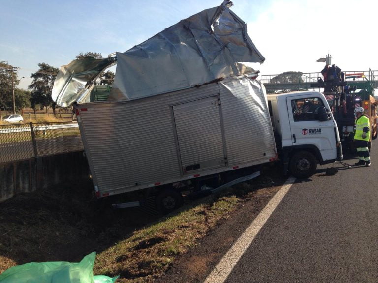 Caminhão tomba em rodovia na região de Ribeirão