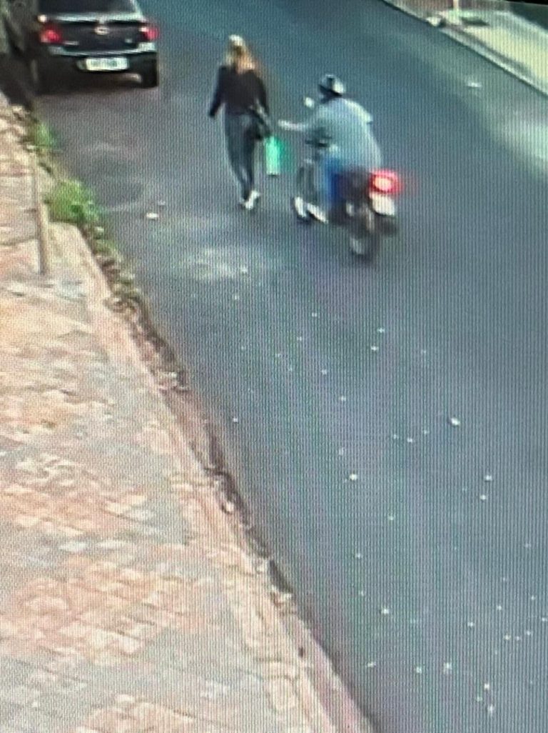 Vídeo | Motociclista em movimento tenta levar bolsa de idosa no Jardim Mosteiro