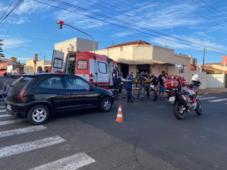 Motociclista atravessa sinal vermelho e colide com carro em Ribeirão