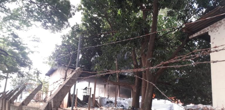 Galpão do Projeto Catasonho pega fogo e provoca a queda de um barracão