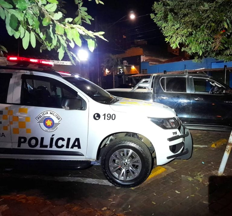 Motociclista morre depois de colidir com a traseira de um caminhão e ser atropelado por um micro-ônibus