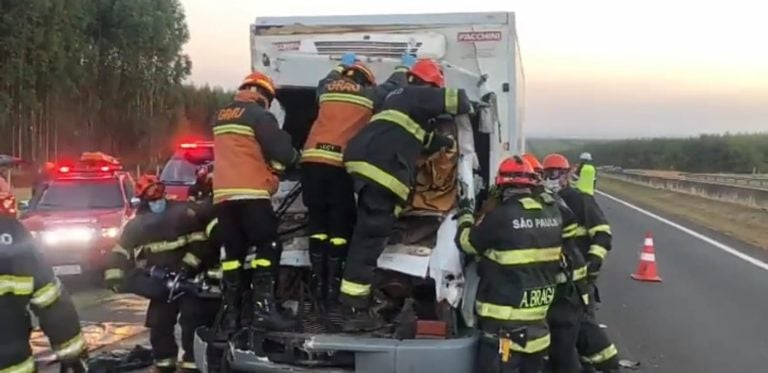 Caminhoneiro fica preso nas ferragens após colisão em Guatapará