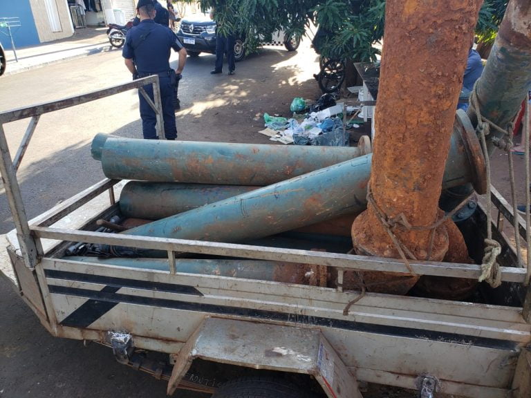 Homem é pego em flagrante furtando canos do Daerp