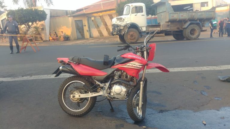 Jovem de 23 anos morre após colidir com caminhão no Planalto Verde