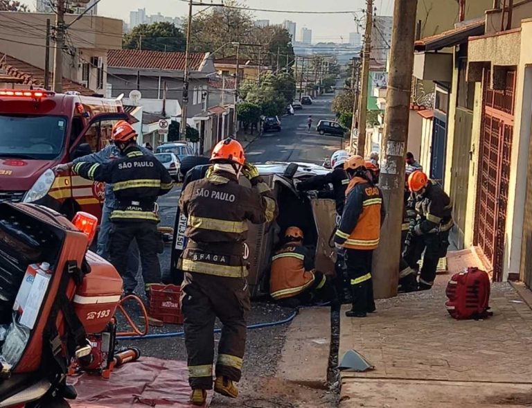 Vídeo | Câmeras flagram momento em que picape capota e atinge poste na zona Oeste