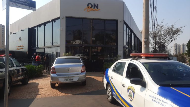 Força-tarefa realiza operação em bar onde homem foi espancado no final de semana