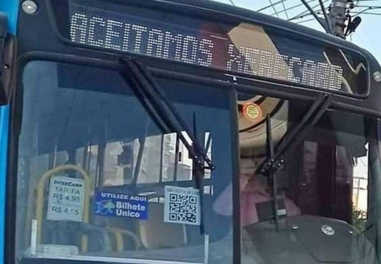 “Aceitamos Xerecard”: Ônibus de Campinas circula com letreiros inusitados e motorista acaba demitido