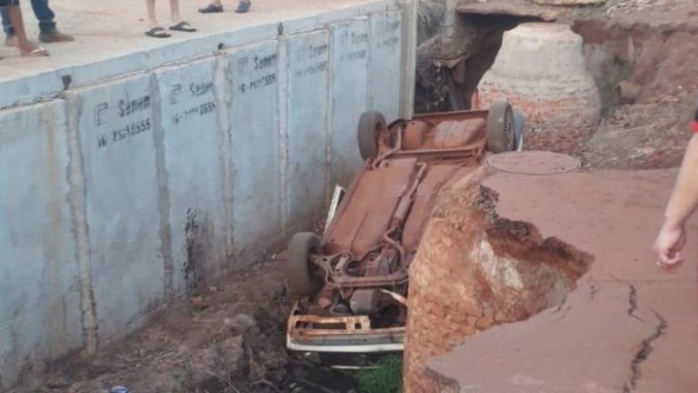 Motorista cai dentro dentro de córrego com obras paralisadas em Barrinha