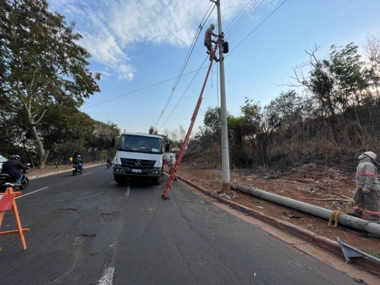 Motorista derruba poste e causa interdição na Via Norte em Ribeirão