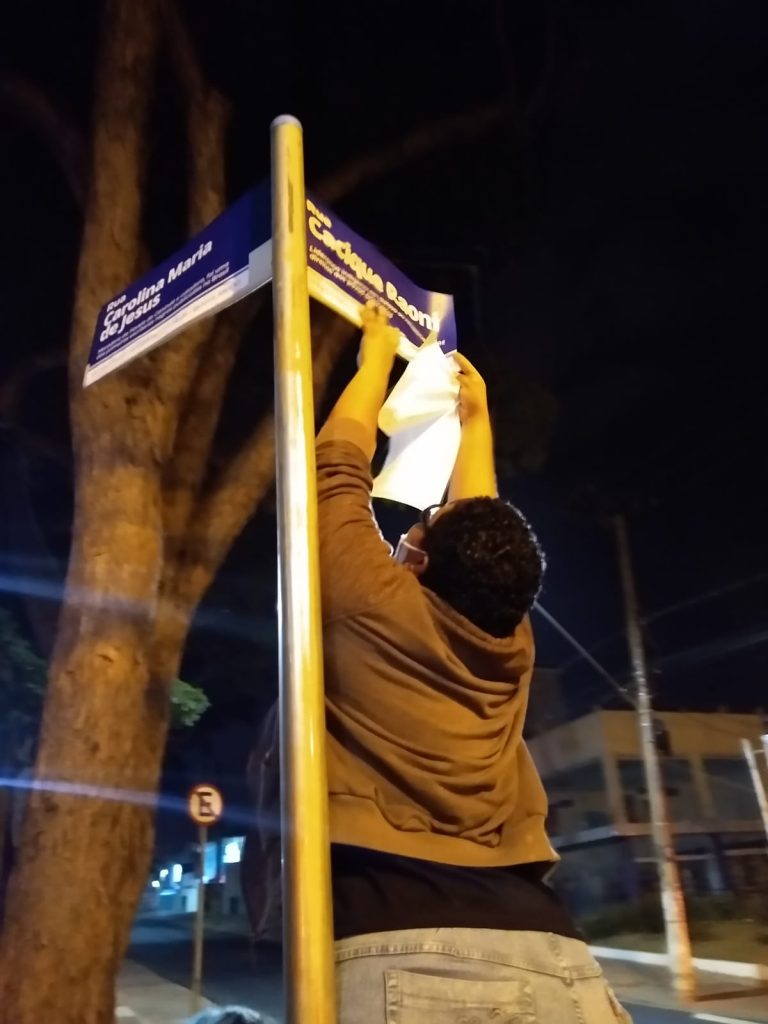 Nomes de praças e vias públicas de Ribeirão são substituídos em ação de manifestantes