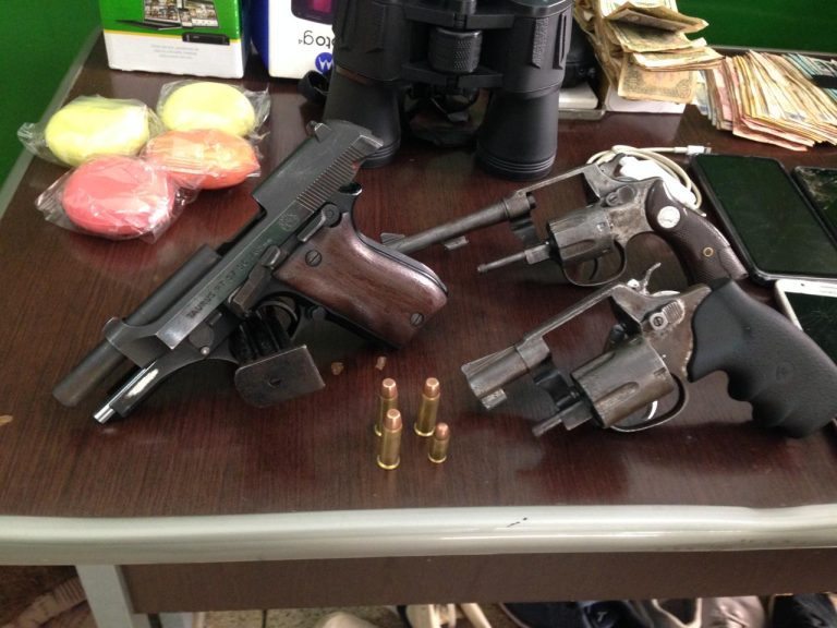 Bandidos fazem família refém durante roubo em Ribeirão