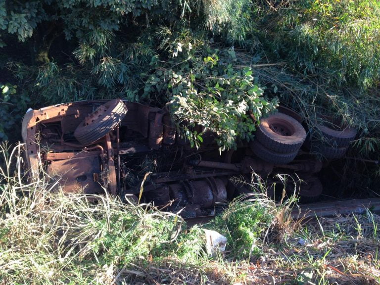 Motorista fica ferido após cair em ribanceira na Cândido Portinari