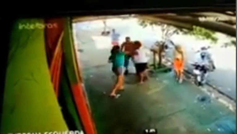 Vídeo| Mulher fica ensanguentada após ser esfaqueada na calçada durante briga