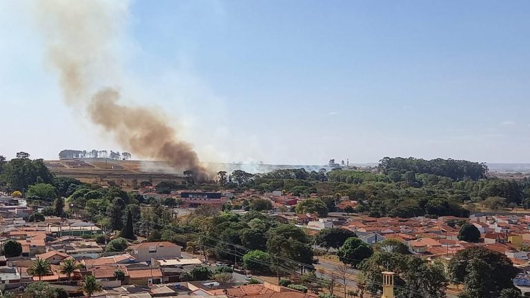 Mata de terreno de clube-parque pega fogo no Jardim Orestes Lopes de Camargo