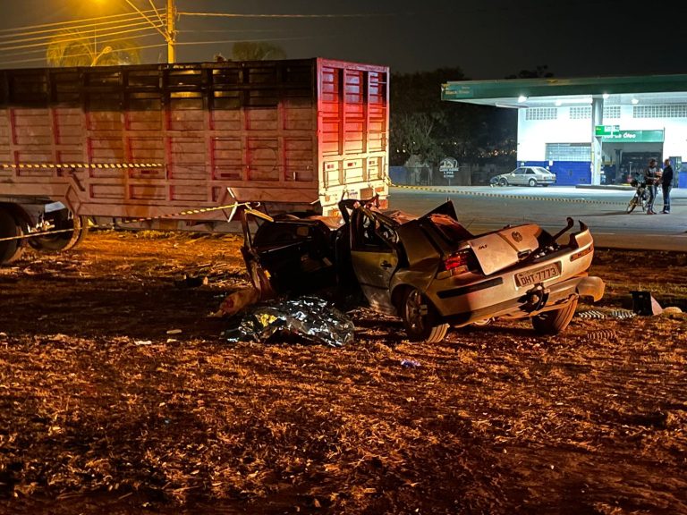 Motorista morre após colidir com traseira de caminhão estacionado em Ribeirão