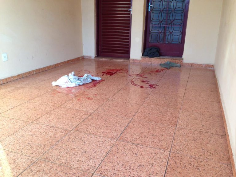 Idoso tenta fazer justiça com as próprias mãos, tropeça e atira contra si mesmo em Ribeirão