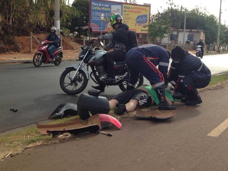 Acidente envolvendo carro e moto deixa um ferido em avenida de Ribeirão