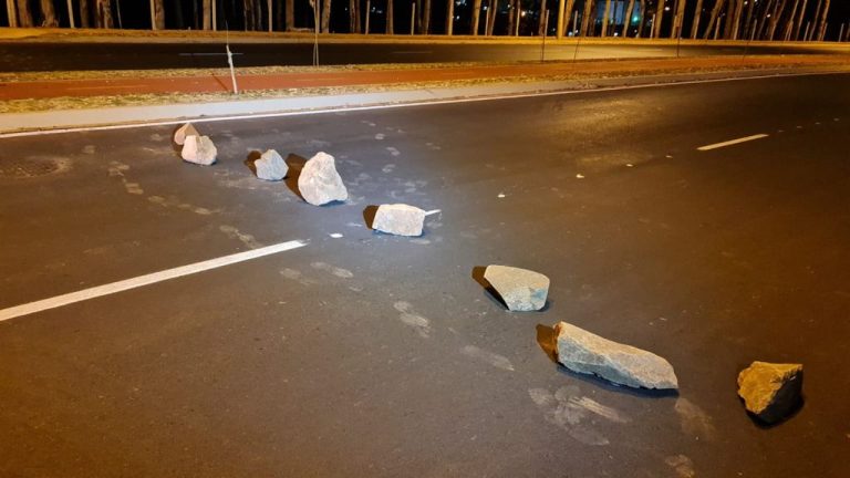 Emboscadas na Adelmo Perdizza: Criminosos fecham a via com pedras para continuarem onda de assaltos