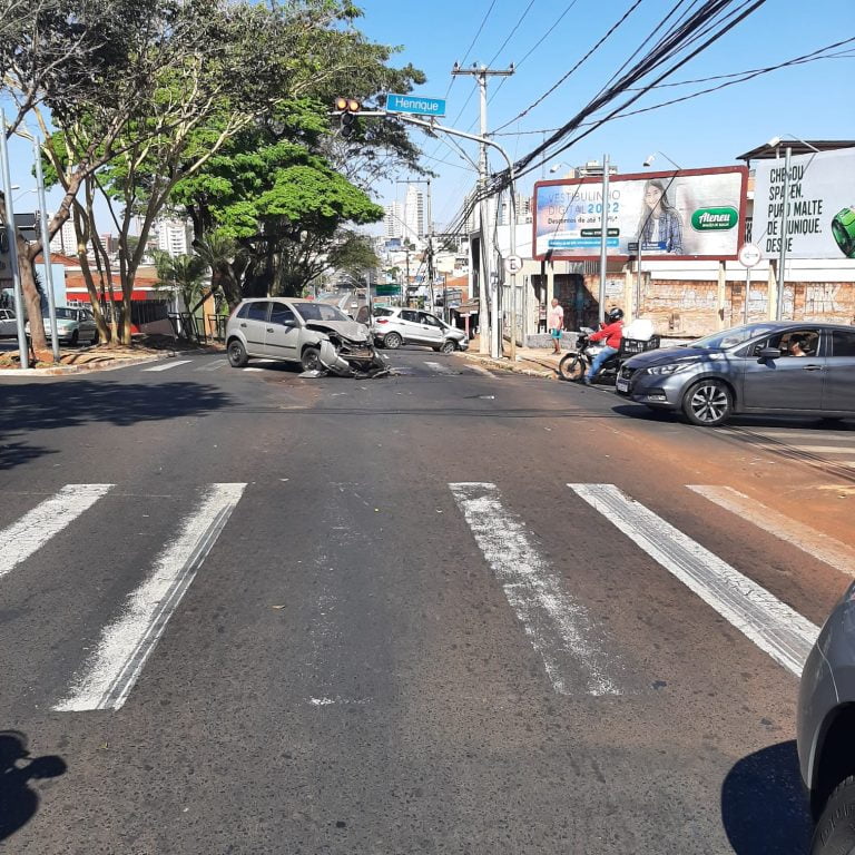 Sem feridos: Acidente entre dois carros é registrado no Jardim Paulista