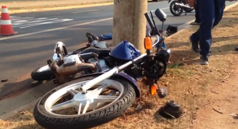 Motociclista fica em estado grave após colidir com poste em Ribeirão