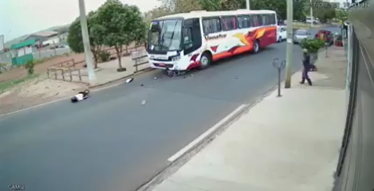 Vídeo | Motociclista colide de frente com ônibus em Américo Brasiliense