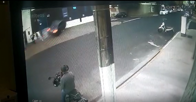 Vídeo | Idoso bate em muro e capota carro em Ribeirão