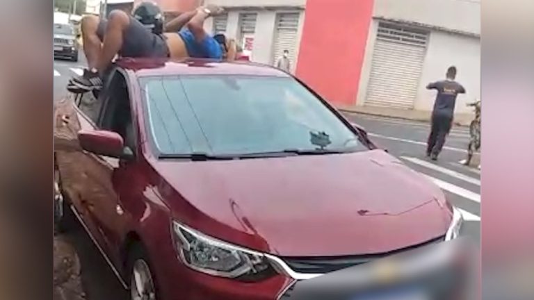 Vídeo| Motociclista vai parar em cima de caminhonete após batida na Vila Tibério
