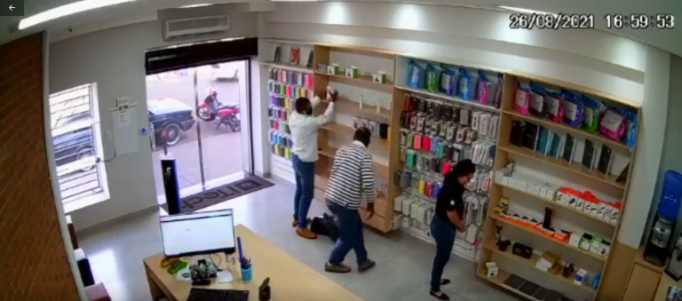 Vídeo | Ladrões roubam loja de celulares em Brodowski