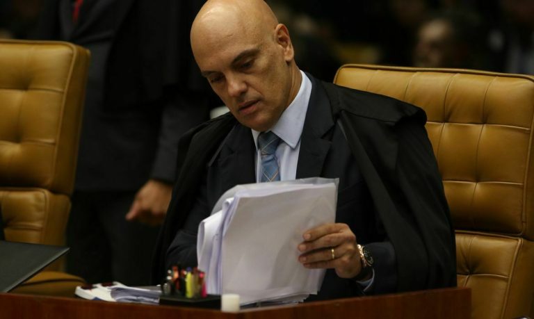 Bolsonaro protocola Impeachment de Alexandre de Moraes no Senado