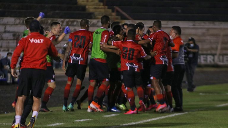 Botafogo vence o Paraná e entra no G-4