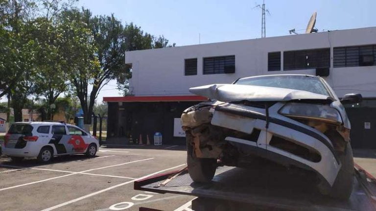 Jovem bate carro furtado e acaba preso pela polícia