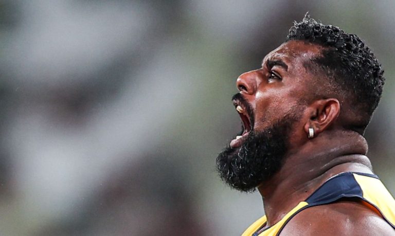 Após ter seu ouro retirado, Thiago Paulino protesta no pódio Paralímpico