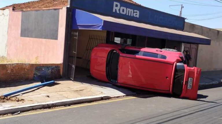 Jovem tomba e atropela idosa ao fugir de ex-marido da namorada em São Carlos