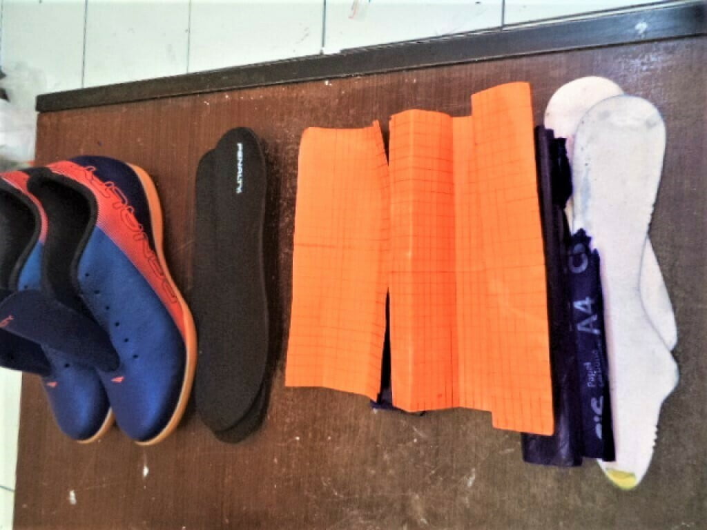 Agentes flagraram duas cartelas, uma em cada calçado, contendo a droga sintética