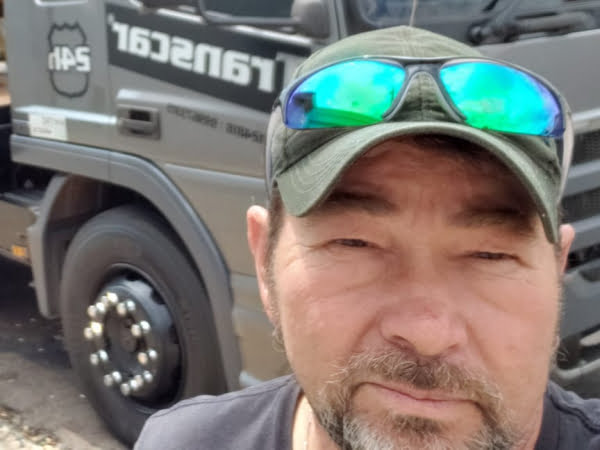 Guincheiro morre após cair de caminhão enquanto trabalhava