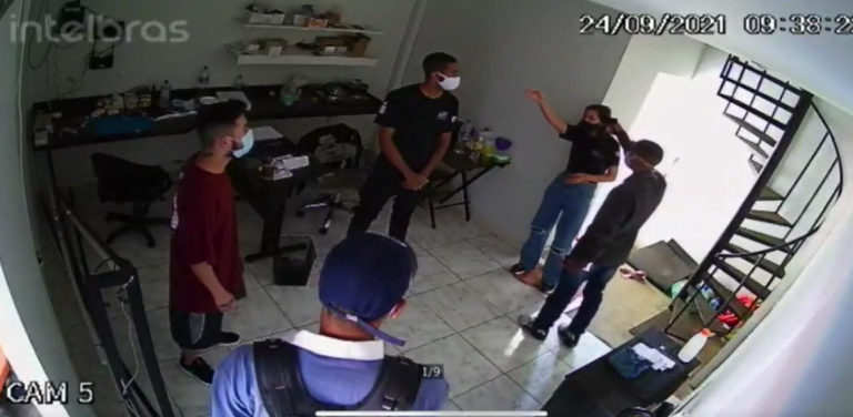 Video | Bandidos assaltam loja de celulares na rua São Sebastião, Centro de Ribeirão Preto