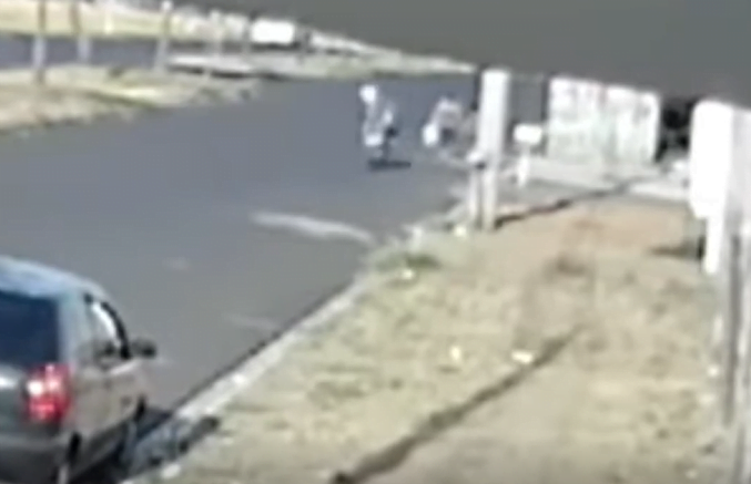Vídeo | Mulher de 55 anos acompanhada pelo neto morre após ser atropelada por moto em Franca