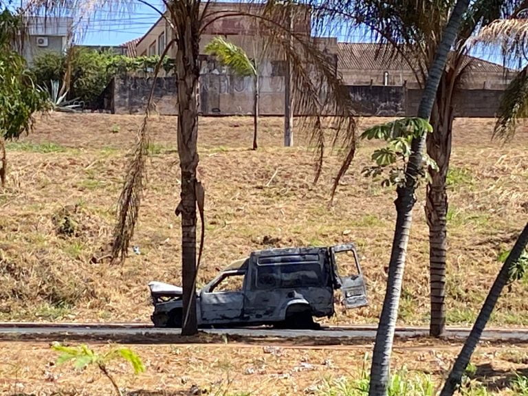Vídeo| Carro pega fogo na avenida Eduardo Andrea Matarazzo