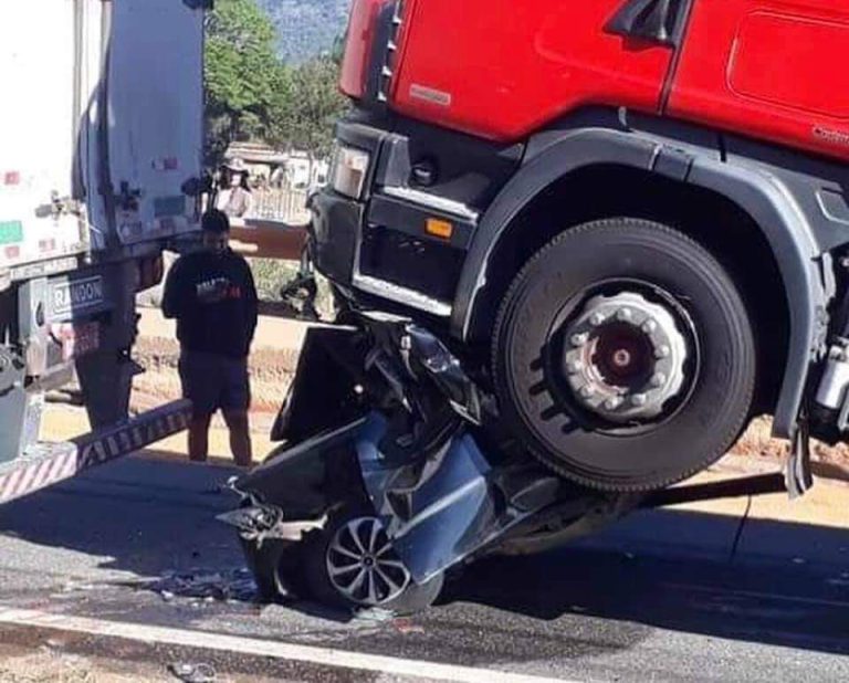 Dois morrem após carro ser prensado por dois caminhões na Fernão Dias