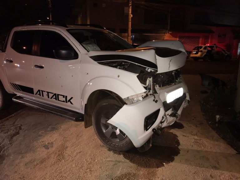 Motorista desrespeita sinalização e colide com carro em Ribeirão