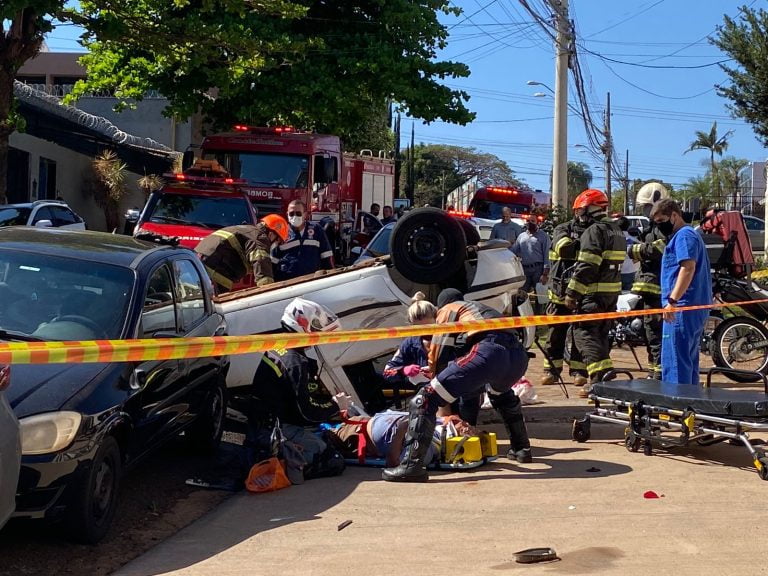 Mulher passa mal no volante, colide com seis veículos e capota em Ribeirão