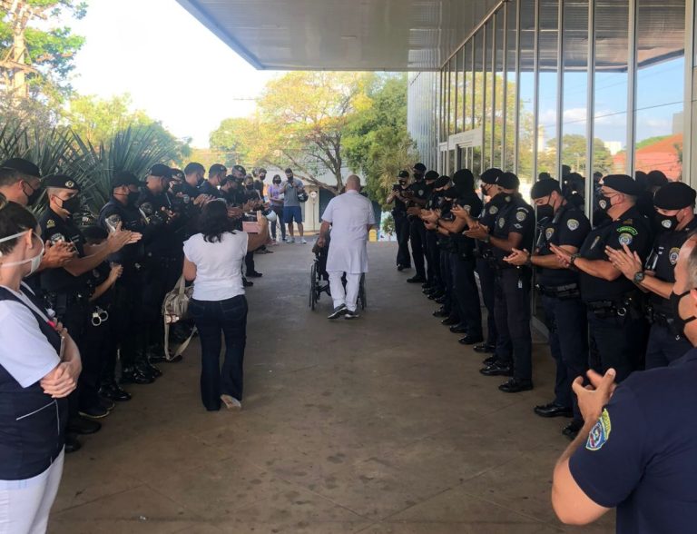 GCM faz homenagem a agente que recebeu alta após 40 dias internado