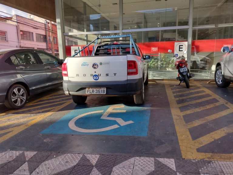Morador denuncia veículo do Daerp estacionado em vaga para deficiente