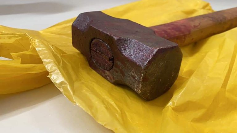 Mulher é presa após dar marretadas na cabeça do marido