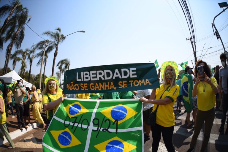 Vale a pena brigar por políticos de estimação?