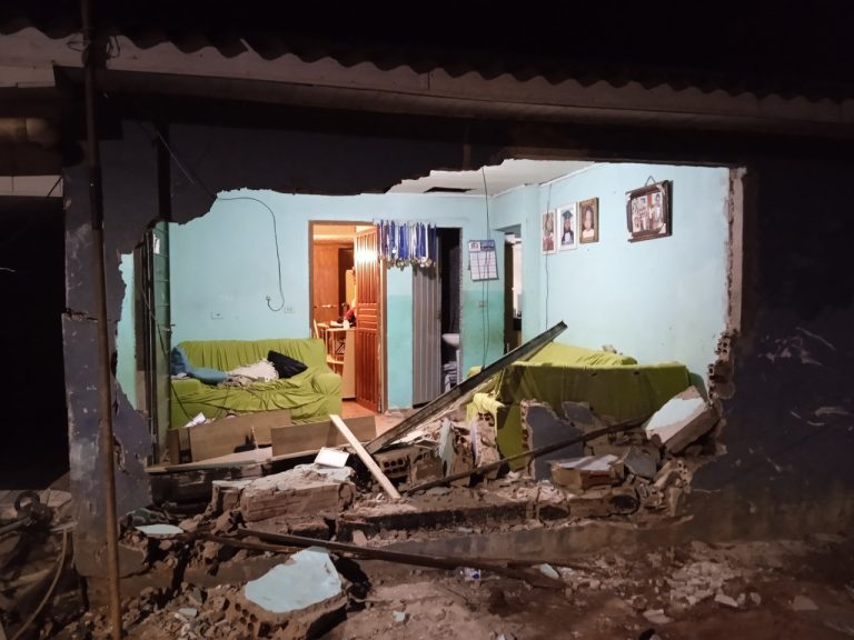 De Ribeirão, caminhão carregado com abacaxi perde o controle e invade residência no Paraná