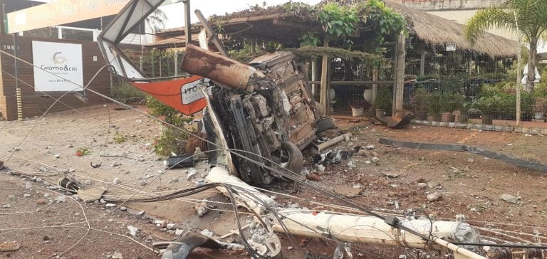 Colisão derruba dois postes e deixa três feridos na Ribeirânia