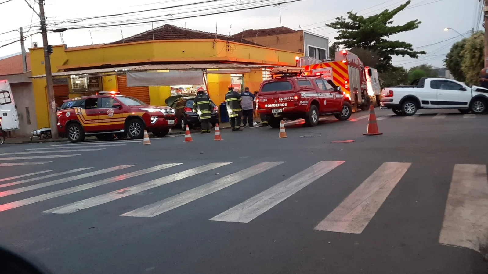 Vídeo | Carro invade supermercado e deixa seis feridos em Ribeirão