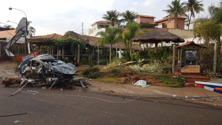 Câmera registra momento em que motorista colide com postes e destrói fachada de floricultura em Ribeirão