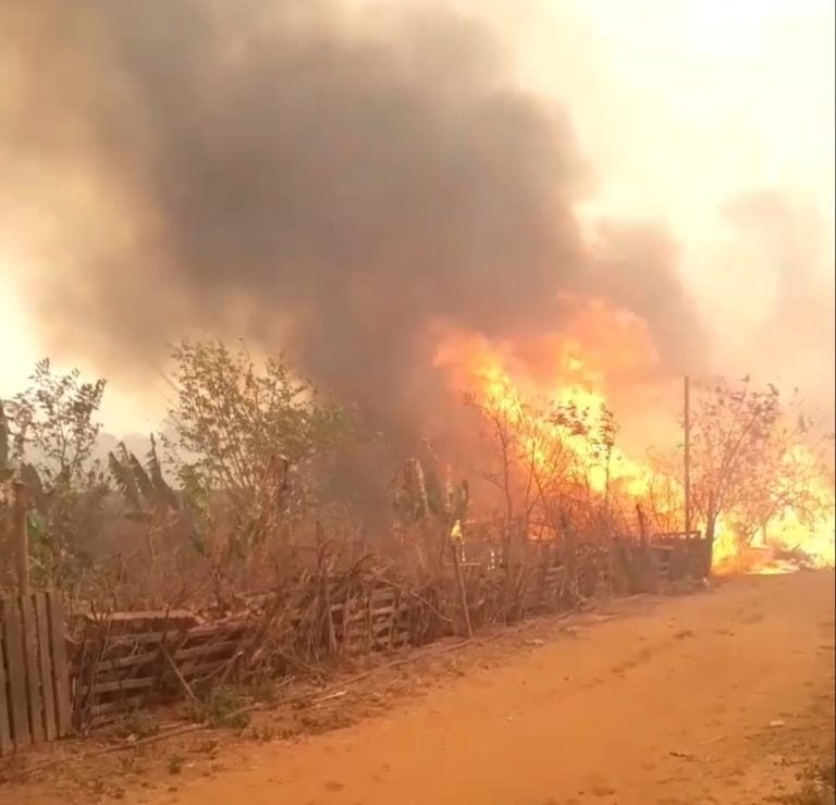 Vídeo| Fogo atinge casa e animais na Fazenda da Barra em Ribeirão Preto